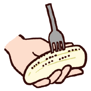 バナナを半分の長さに切り、フォークを縦にして全面をたくさん刺す